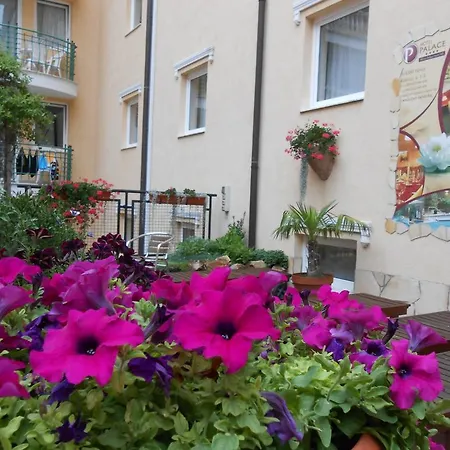 Pallace Wellness Апартаменты Хевиз